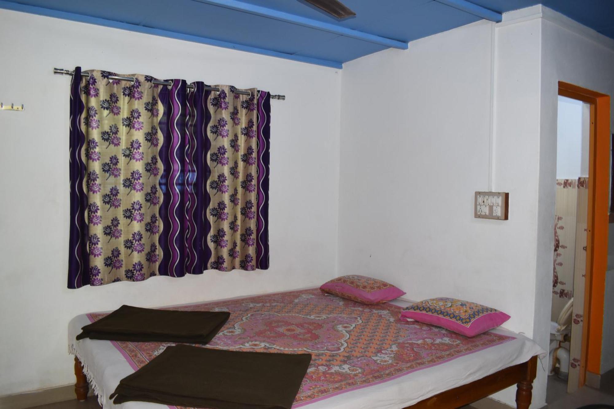 Gundappa Cafe Gokarna Kudle Beach Exterior photo